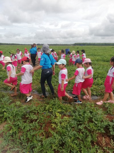 THAM QUAN VƯỜN DƯA HÂU